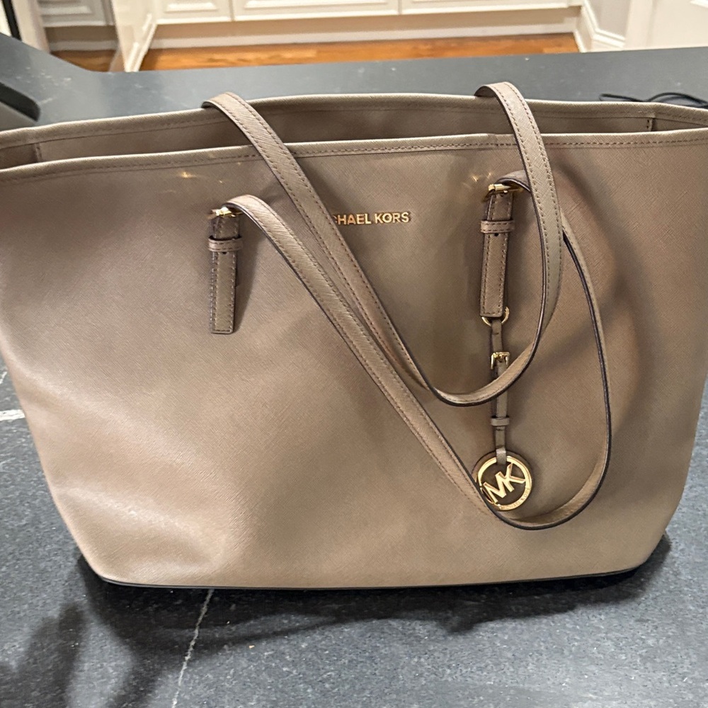 Michael Kors Jet Set Top-Zip Tote bag in Saffiano leather.